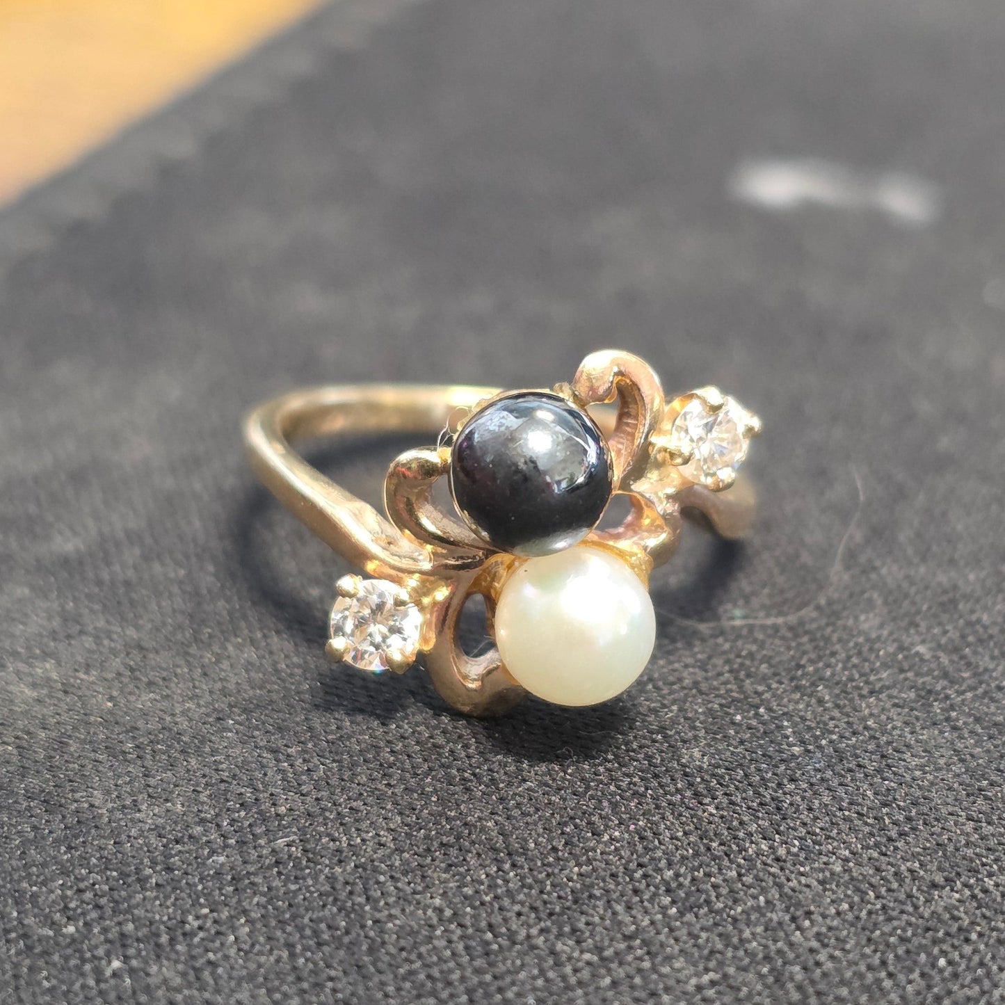 Pretty 10k Gold "YinYang" Black & White Pearl Diamond Ring Size 5