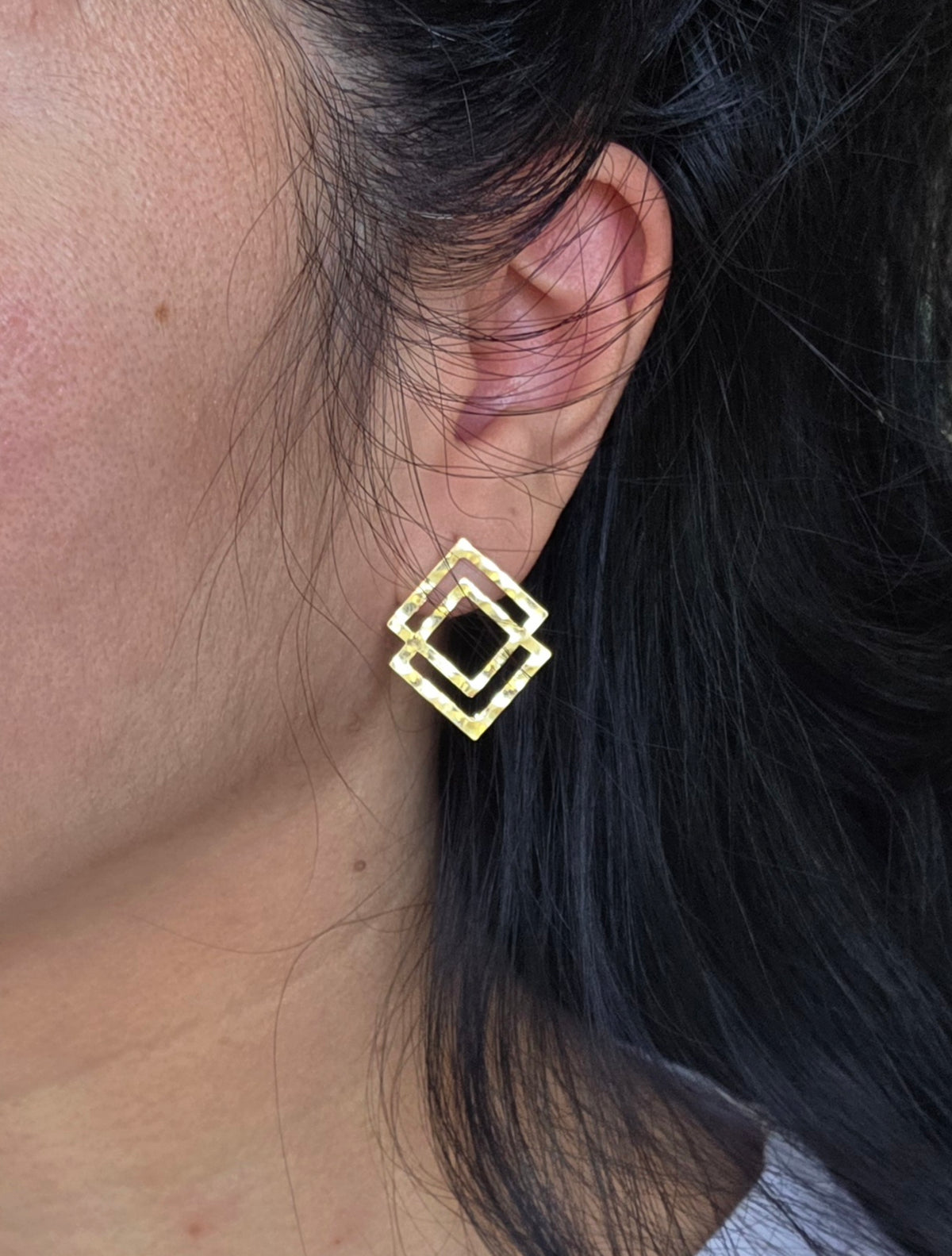 Sparkling Modernist 14k Gold Hammered Interlocking Double Square Stud Statement Earrings