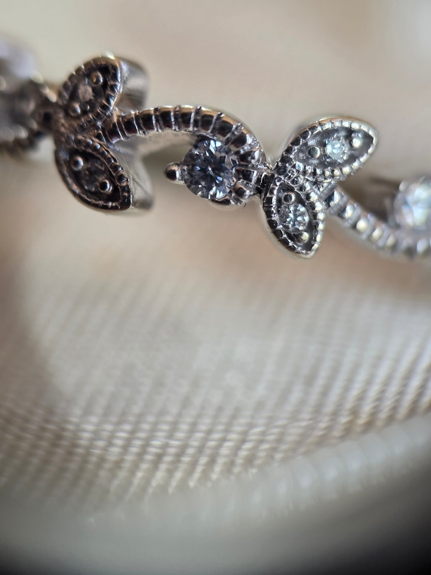 Beautiful Vintage 10k White Gold Diamond Leaf Motif Half Eternity Band Ring Size 5.5