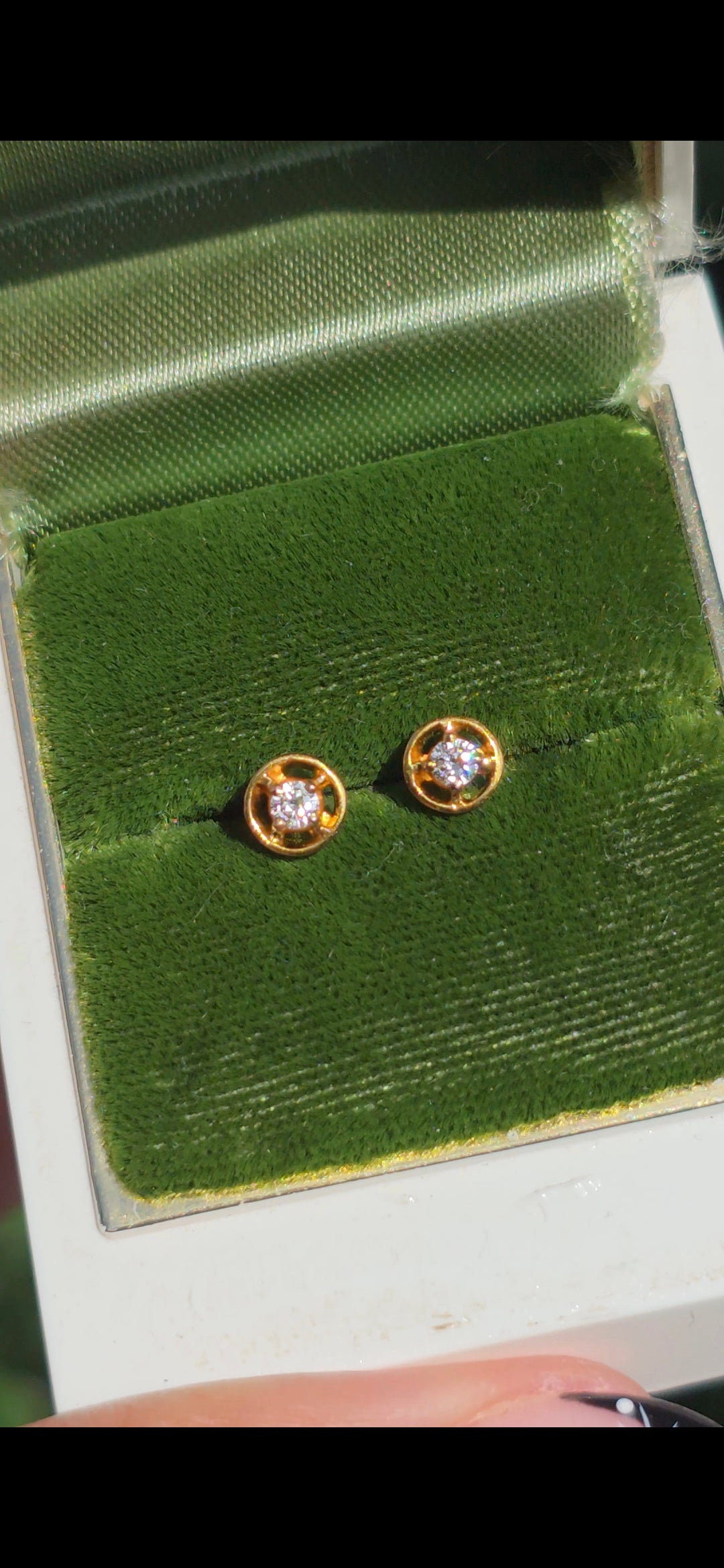 Gorgeous 14k Gold Diamond Dainty Studs Earrings