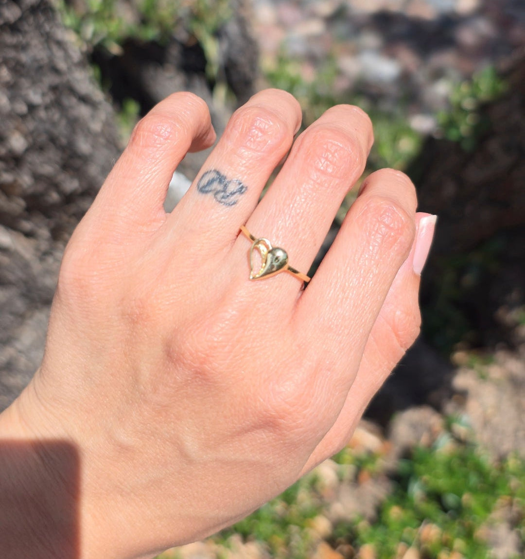 Adorable & Lightweight 14k Gold Dainty Diamond Cut Heart Stacker Ring Size 7.25