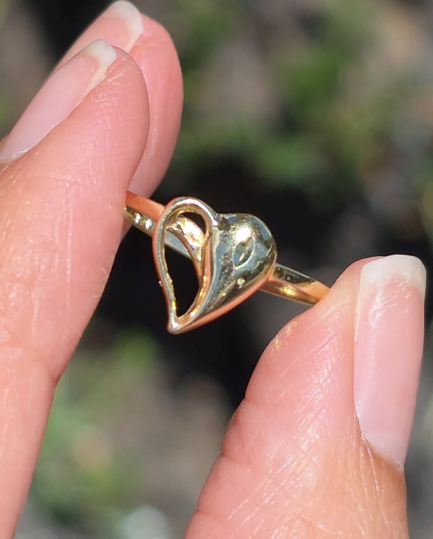 Adorable & Lightweight 14k Gold Dainty Diamond Cut Heart Stacker Ring Size 7.25