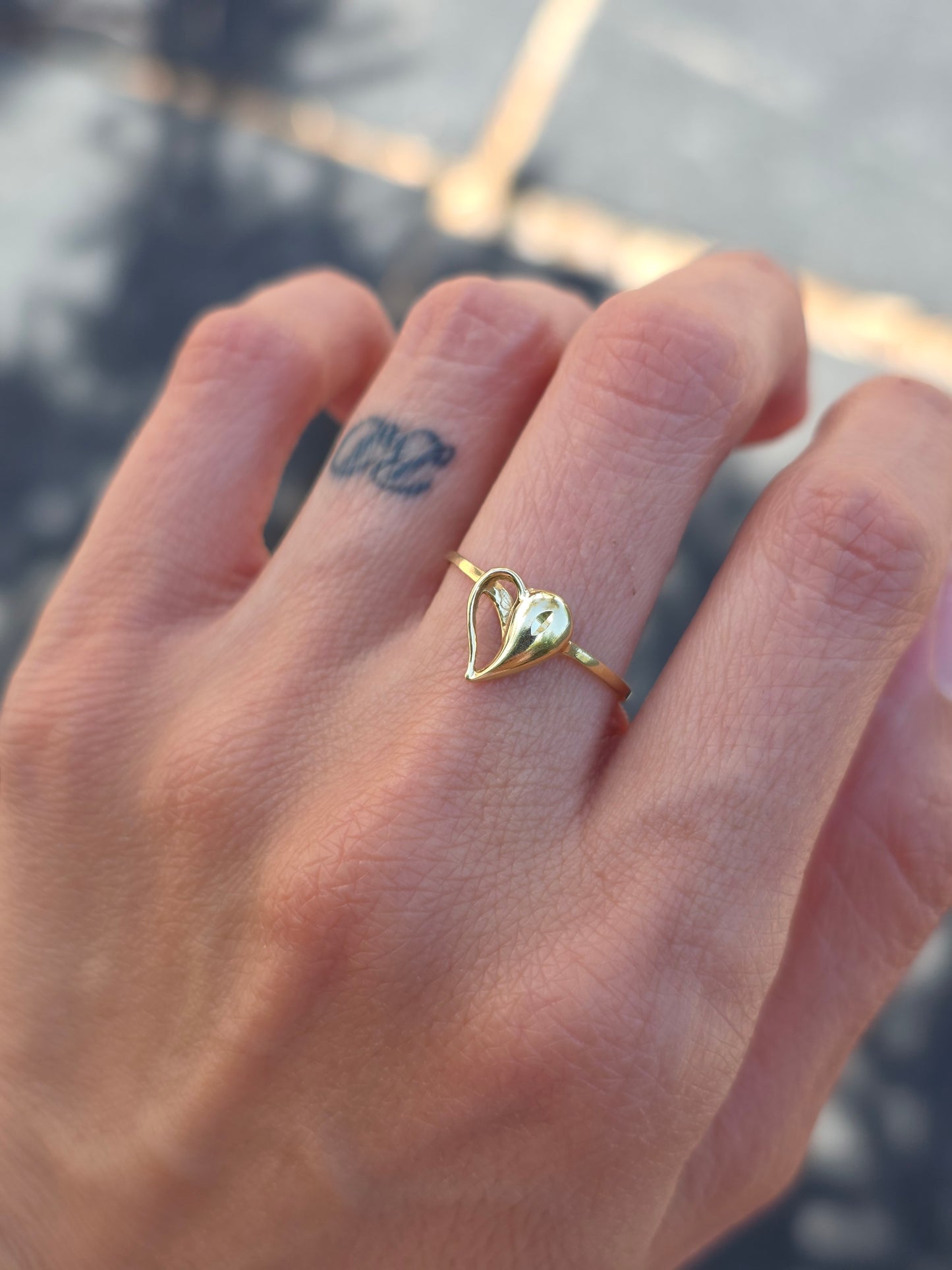Adorable & Lightweight 14k Gold Dainty Diamond Cut Heart Stacker Ring Size 7.25