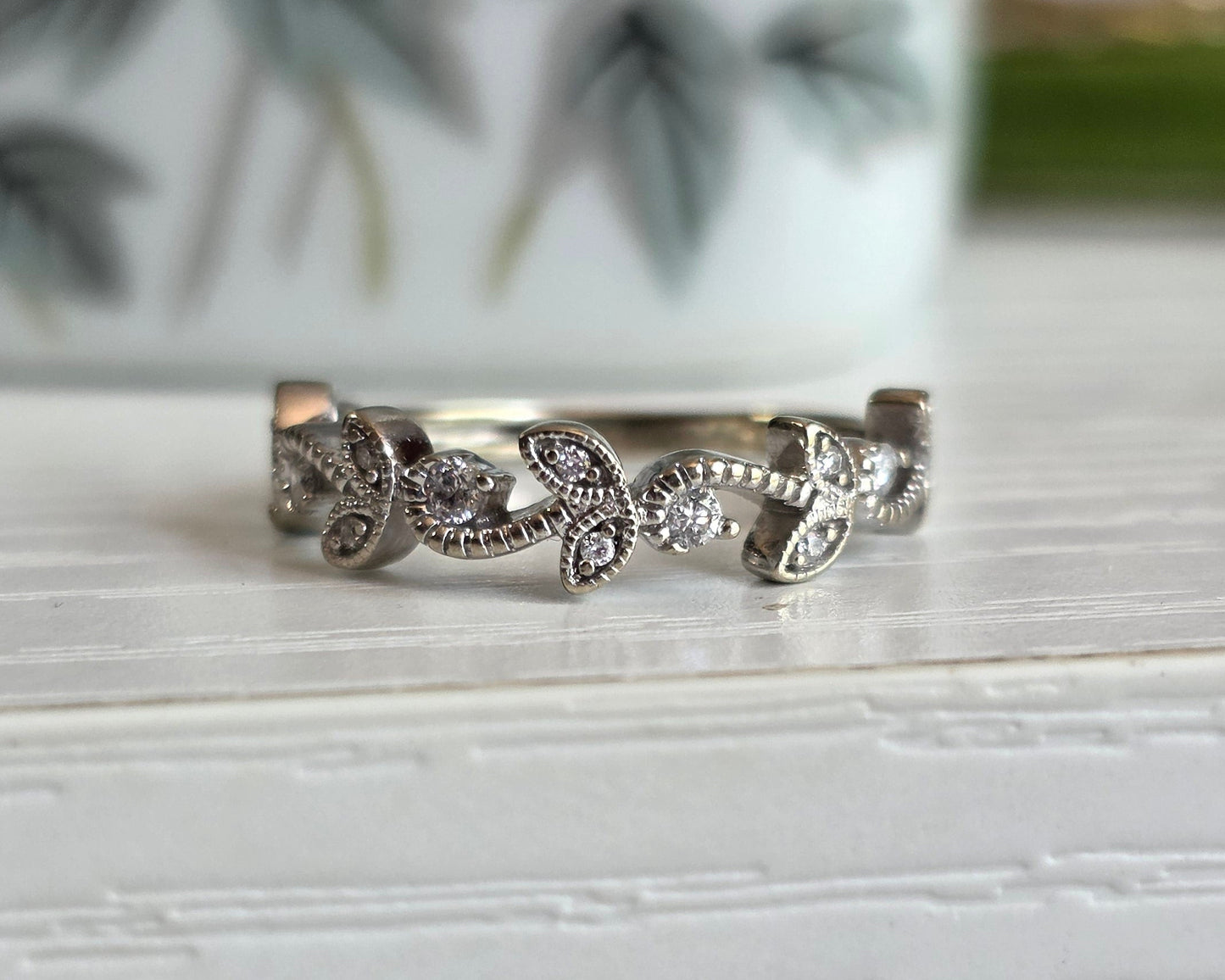 Beautiful Vintage 10k White Gold Diamond Leaf Motif Half Eternity Band Ring Size 5.5