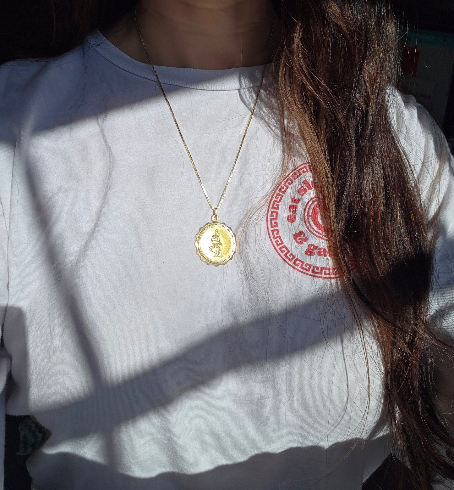 Gorgeous 18k Gold Vintage Aquarius Round Medallion Pendant 1.2" (NO CHAIN)