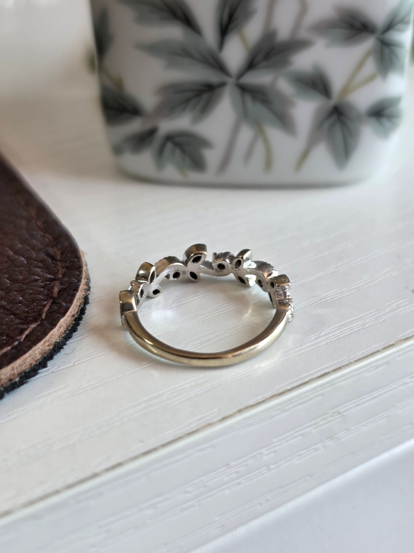 Beautiful Vintage 10k White Gold Diamond Leaf Motif Half Eternity Band Ring Size 5.5