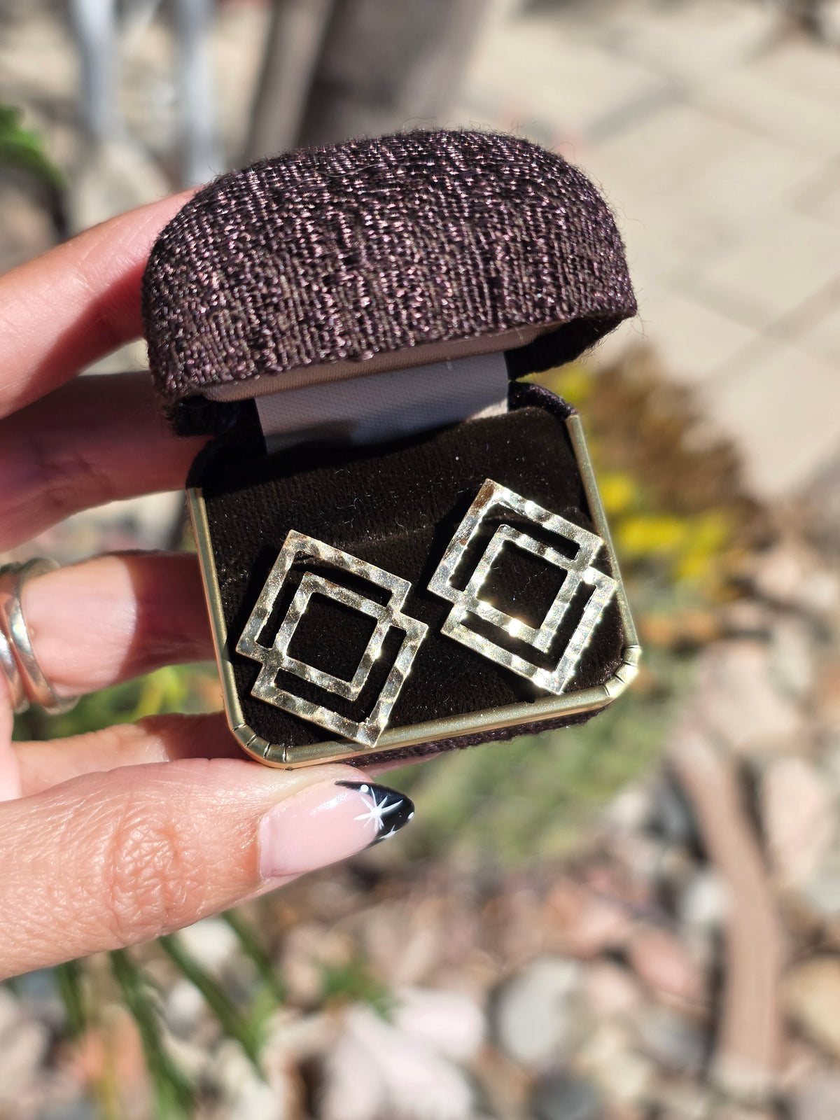 Sparkling Modernist 14k Gold Hammered Interlocking Double Square Stud Statement Earrings