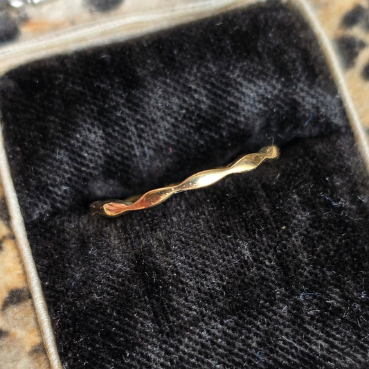 Awesome 10k Gold Wavy Skinny Stacker Band  Ring Size 7.25