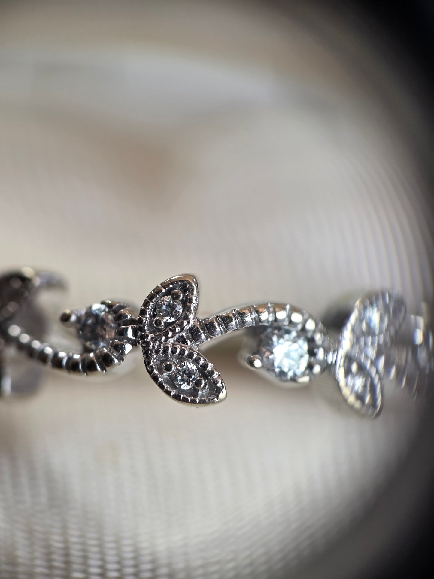 Beautiful Vintage 10k White Gold Diamond Leaf Motif Half Eternity Band Ring Size 5.5